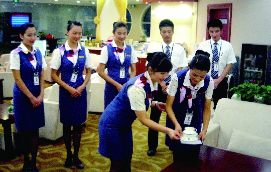 厦门航空旅客服务部地服新员工“蝶变新生”之公司礼仪服务