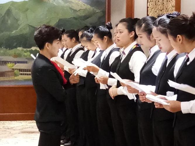 坐姿侧挂式坐姿侧勾式坐姿拉椅让坐服务迎客礼仪搭乘电梯服务会服培训